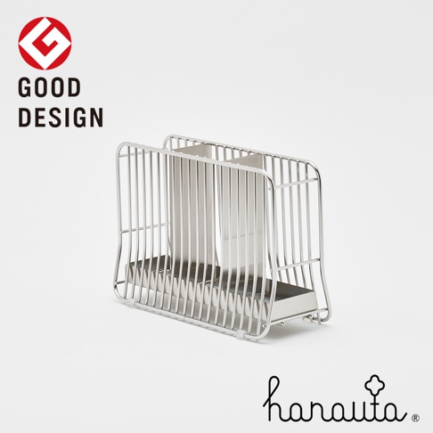 銀色不鏽鋼製成的餐具收納架，具有兩格獨立的收納空間，整體以圓弧線條構成，底部有集水盤設計。