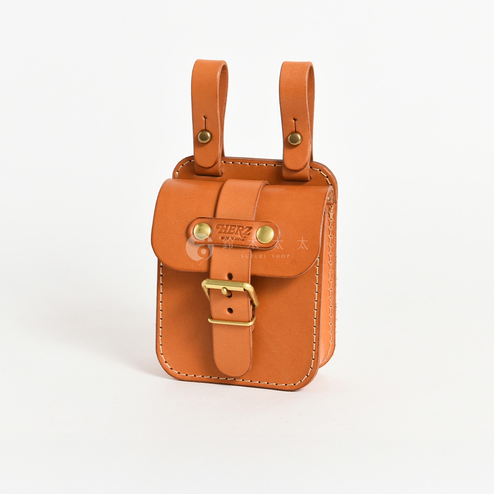 職人手作皮革經典腰袋，採用天然棕褐色皮革製成，帶有黃銅扣環和鉚釘，設計簡潔實用，適合腰間佩戴。