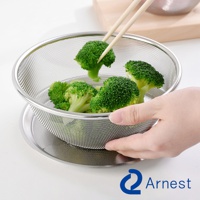 逸品物創18公分不鏽鋼瀝水籃，網狀篩網結構，裝有新鮮綠色花椰菜，由一隻手持握，背景有木製砧板。
