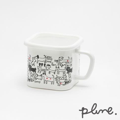 白色琺瑯方形保鮮罐，帶有手把及蓋子，罐身印有黑白線條勾勒的各種狗狗圖案，部分狗狗身上飾有紅色愛心。