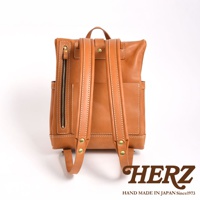 職人手作皮革雙口袋折蓋後背包R-301，焦糖色皮革，附有拉鍊外袋，雙肩帶設計，簡約實用。
