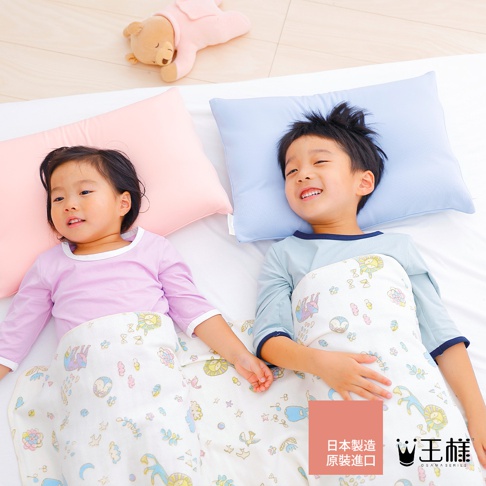 兩名兒童躺在床上，一人蓋著印有動物圖案的白色薄毯，另一人蓋著藍色枕頭。