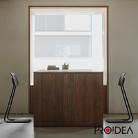 STAN CHAIR 人體工學站立椅，黑色金屬椅架搭配綠色座椅，椅面光滑，椅背呈現弧形，整體設計簡約現代，適合搭配簡潔的居家或辦公空間。