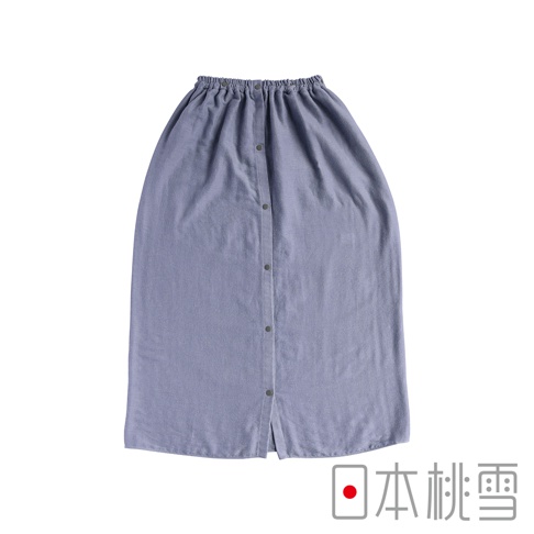 淺藍色棉紗混紡平口鬆緊浴巾浴裙，有前後排鈕扣設計。