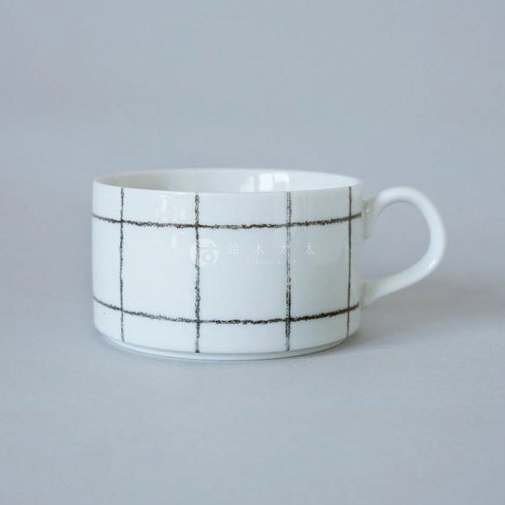 白色美濃燒手繪馬克杯，杯身繪有簡約的黑色格紋，附有弧形把手。