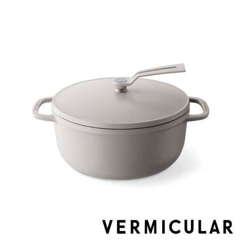 琺瑯鑄鐵鍋，22公分，淺灰色，圓形鍋身，配有鍋蓋及提把，材質為鑄鐵。