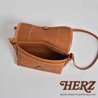 職人手作皮革復古郵差包，咖啡色，翻蓋式設計，外部有兩個口袋，內部空間寬敞，附有可調式肩帶。