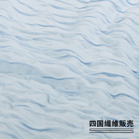 淺藍色舒芙蕾透氣涼被（無棉款），布料表面有細緻的波浪紋理，觸感柔軟，呈現輕盈的視覺效果。
