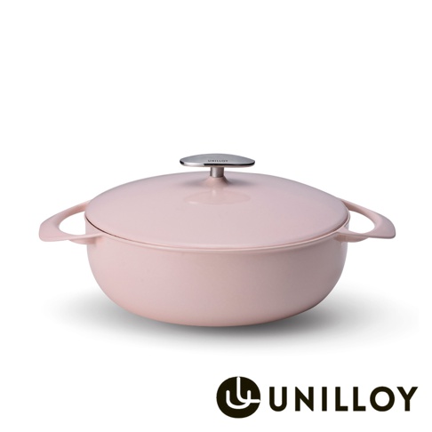 粉色琺瑯鑄鐵鍋，配有銀色鍋蓋把手，鍋身帶有兩個環狀提把。