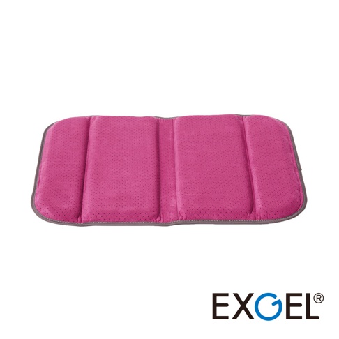 粉紅色 Mobile M 行動折疊坐墊，表面有細小透氣孔，縫有深灰色滾邊，呈現三段式設計。