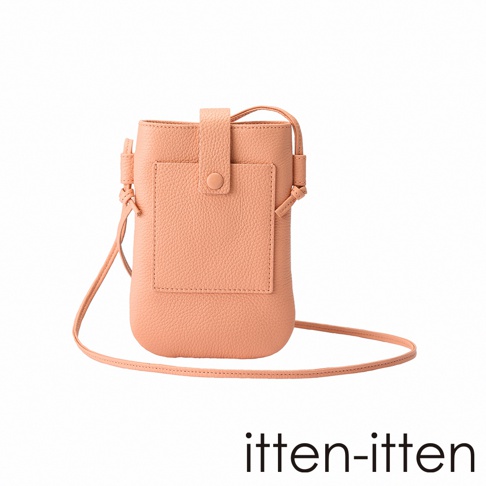 itten-itten 品牌義大利皮革散步手機包，呈現珊瑚粉色，配有鈕扣開合的翻蓋和外部口袋。