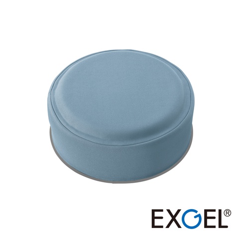 YUKA PUNI 墊高圓座墊，淺藍色布質表層，圓柱形設計，底部為灰色邊框。