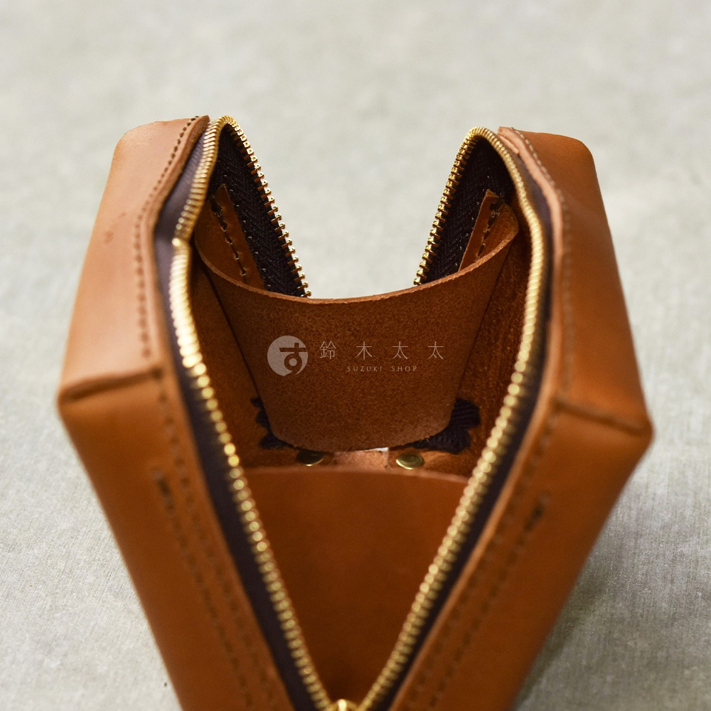 職人手作皮革，箱型收納包，打開的拉鍊露出內部，皮革顏色為棕色。