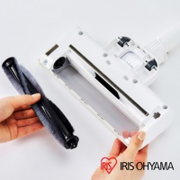 白色充電吸塵器主機，展示其可拆卸的滾刷，滾刷為黑色塑膠刷頭搭配灰色刷毛。