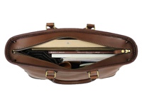 棕色皮革製成的職人手作兩用商務托特包，包包上方拉鍊部分敞開，內有書籍、文件夾及其他物品。