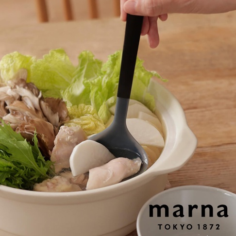 marna TOKYO 1872，手持一湯勺正準備從鍋中舀取日式火鍋中的雞肉和蔬菜。