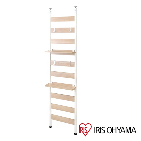 頂天立地收納掛架，白色金屬支架搭配原木色層板與掛鉤，寬49公分，附有兩層置物台，適合多種居家空間使用。