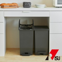 SOLOW 踩踏對開分類垃圾桶，共兩個，均為深灰色塑膠材質，設計簡約，帶有獨立的踩踏板，方便開啟。