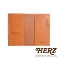 職人手作皮革輕便記事本書套，淺棕色皮革，內含筆插，縫線清晰，質感佳。