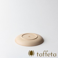 楓木製圓盤，直徑約16公分，呈現天然淺木色，盤底印有品牌標誌。