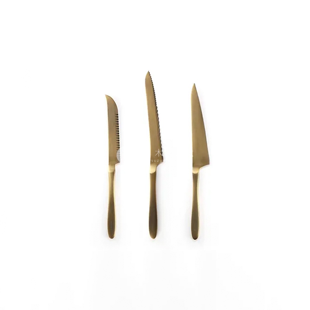 三把金色金屬材質的麵包刀，其中兩把刀刃為鋸齒狀，一把刀刃為平滑狀，刀柄均為簡約設計。