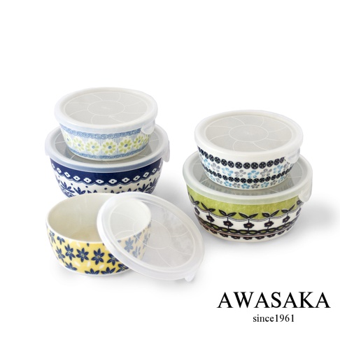 五入組歐風陶瓷保鮮碗，碗身分別飾有藍色花卉、藍白條紋、綠色花卉及黃色花卉圖案，皆配有透明塑膠蓋。