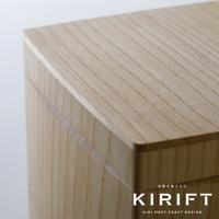 淺色木紋質感的桐木收納箱，箱身與頂蓋接縫處有兩條細緻的木紋裝飾線，整體呈現簡潔自然的風格。