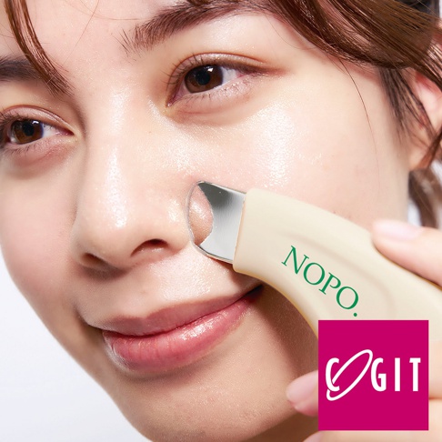 一位女性的臉部特寫，她正用一個米白色、帶有綠色「NOPO.」字樣的電動潔膚儀清潔臉部。潔膚儀的尖端是銀色金屬材質，呈現彎月形。右下角有粉紅色方形標誌，上面有白色「OGIT」字樣。