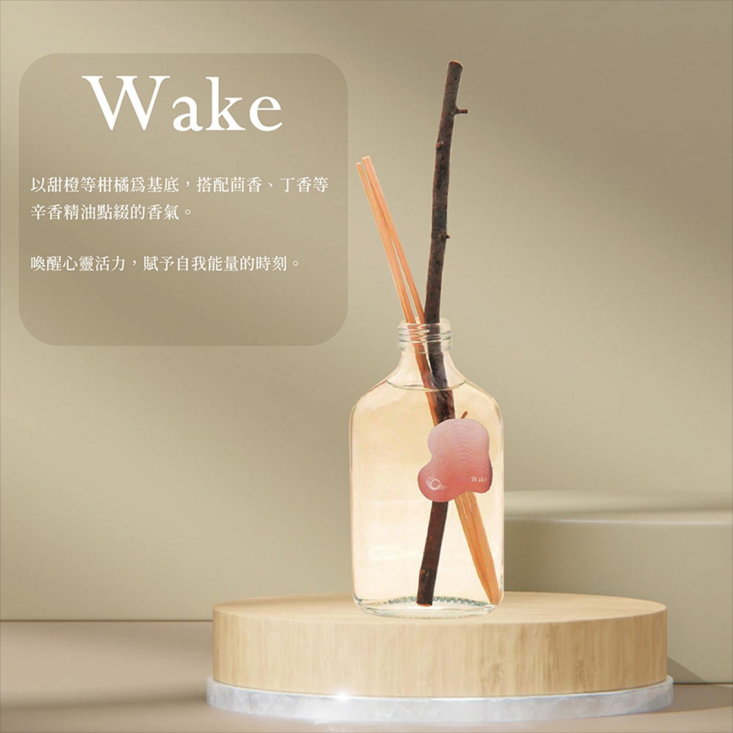 Wake 室內擴香竹，以柑橘香為基底，搭配荳蔻、丁香等辛香精油，喚醒心靈活力。