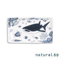 白色長方陶瓷餐盤，印有藍色海洋生物圖案，包含鯨鯊、海龜、水母、各種魚類和珊瑚礁，風格童趣。