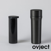 兩個黑色三用保溫瓶，左側為霧面帶有細小顆粒紋理，右側為拉絲金屬材質，頂部均有黑色瓶蓋。