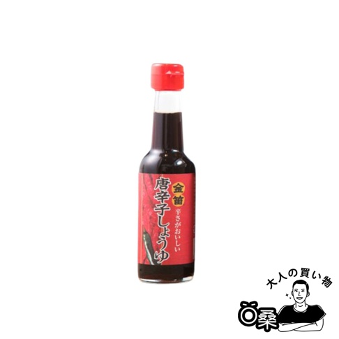 一瓶金笛唐辛子醬油，玻璃瓶身裝有深褐色醬油，瓶蓋為紅色。瓶身貼有紅色標籤，印有金笛的日文標誌及「唐辛子しょうゆ」字樣，標籤上還有辣椒圖案。