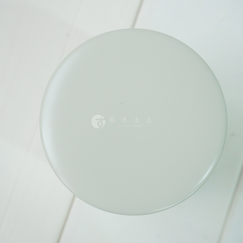 淺灰色圓形錫製茶葉罐，頂部印有白色「鈴木太太 SUZUKI SHOP」標誌。