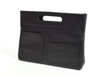 黑色皮革橫式收納袋中袋，正面有兩個方形外袋，頂部有橢圓形提手，車縫線清晰。