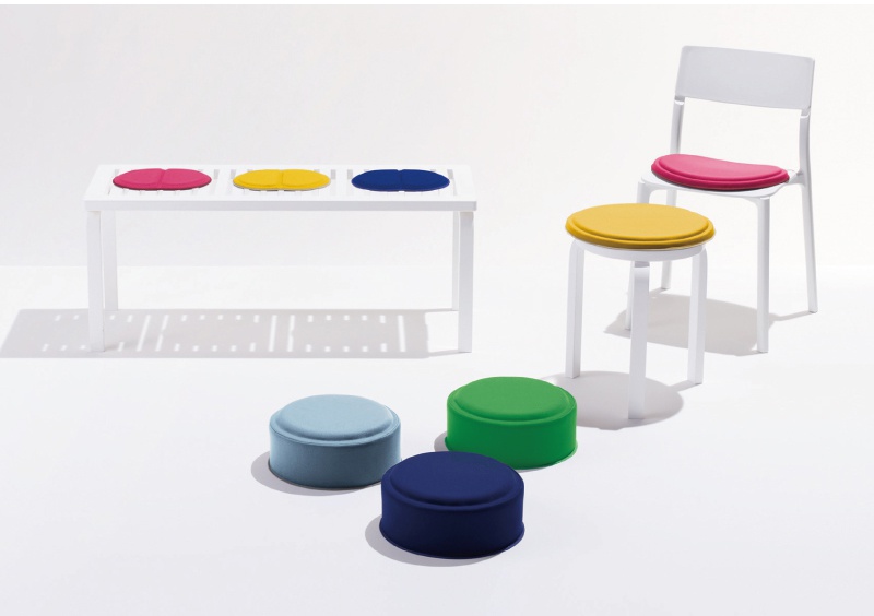 YUKA PUNI 墊高圓座墊，提供多種顏色選擇，包括粉紅、黃色、藍色、淺藍和綠色。這些座墊為圓形，材質看起來柔軟，可放置於桌子、椅子或獨立使用。