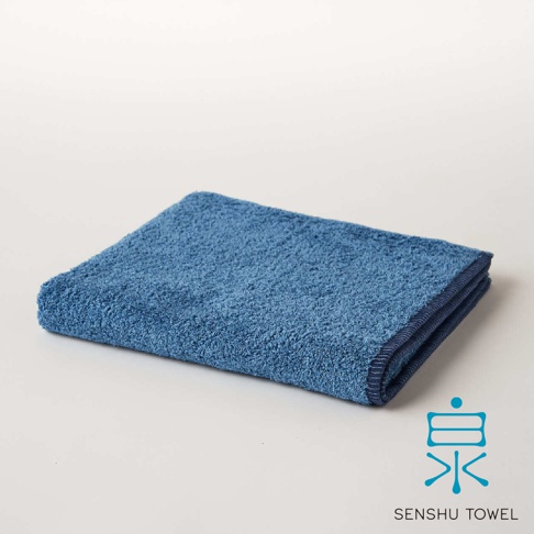 SOLID 細柔蓬韌緞澤長纖毛巾，此款為藍色，質感細緻，觸感蓬鬆，毛圈長且帶有緞澤光澤。