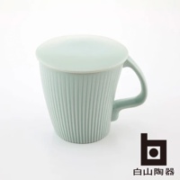 淺綠色陶瓷馬克杯，杯身帶有垂直凹槽紋理，配有同色系圓頂杯蓋及把手。