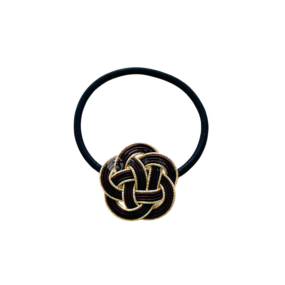 黑色髮圈搭配一個以深棕色線條編織、帶有金色邊緣的和風水引花結飾物。