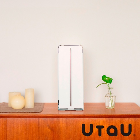 白色直立式多功能收納整理櫃，配有銀色長條形手把，櫃體簡潔，置於木質櫃面上，旁邊有兩個蠟燭和一瓶綠葉植物。