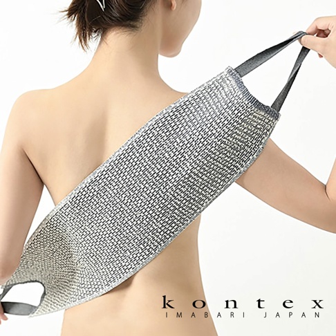 天然素材按摩洗澡巾，標準款，織紋為淺灰色與白色交織，兩端有黑色織帶提把。