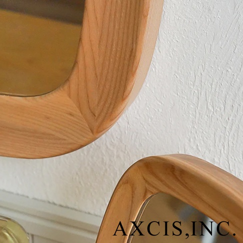 兩個懸掛在白色紋理牆壁上的木框鏡子，鏡框由淺色木材製成，呈現天然木紋。