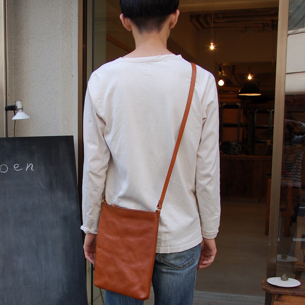 職人手作皮革Organ肩背小方包，採用柔軟的棕色皮革製成，設計簡約，適合日常攜帶。