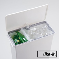 白色直立式腳踏分類垃圾桶，內含塑膠內袋，裝有兩個綠色玻璃瓶及多個透明塑膠瓶。