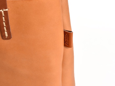 職人手作皮革直式軟皮托特包 (T-205) L，焦糖色天然皮革，具有縫線細節及品牌壓紋皮標。