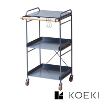 Mash 手推式三層置物收納架，採用灰色金屬材質，配備木質掛桿及三個S型掛鉤，底部有四個輪子，方便移動。