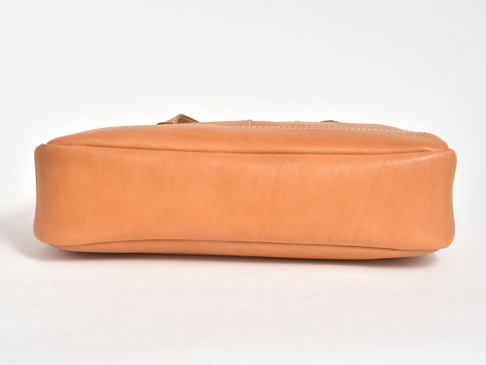 職人手作皮革橫式肩背托特包 (T-32-Y)，淺棕色皮革，側面視角，展示包款底部與側邊縫線細節。