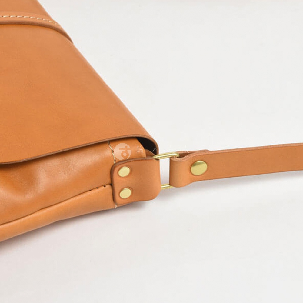 日本HERZ 職人手作皮革細扣帶馬鞍包 CK-3 的細節，展示了精緻的縫線與黃銅色金屬扣。
