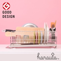 橫放式不鏽鋼碗碟架，附有瀝水盤，架上擺放著木質砧板、鍋具、盤子、杯子、餐具及鍋鏟等廚房用品。