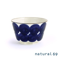 白色陶瓷丼碗，外側繪有深藍色不規則圓形紋飾，碗口邊緣有一圈細緻的黑色線條。