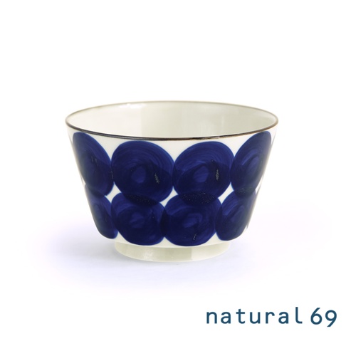 白色陶瓷丼碗，外側繪有深藍色不規則圓形紋飾，碗口邊緣有一圈細緻的黑色線條。